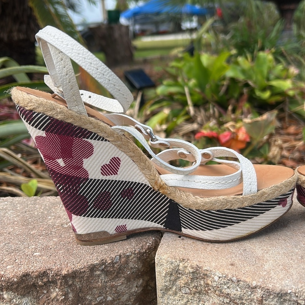 Burberry Nova Check Heart Wedges COA - Picture 7 of 14